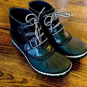 Sorel Out N’ About Black Patent Rain boots